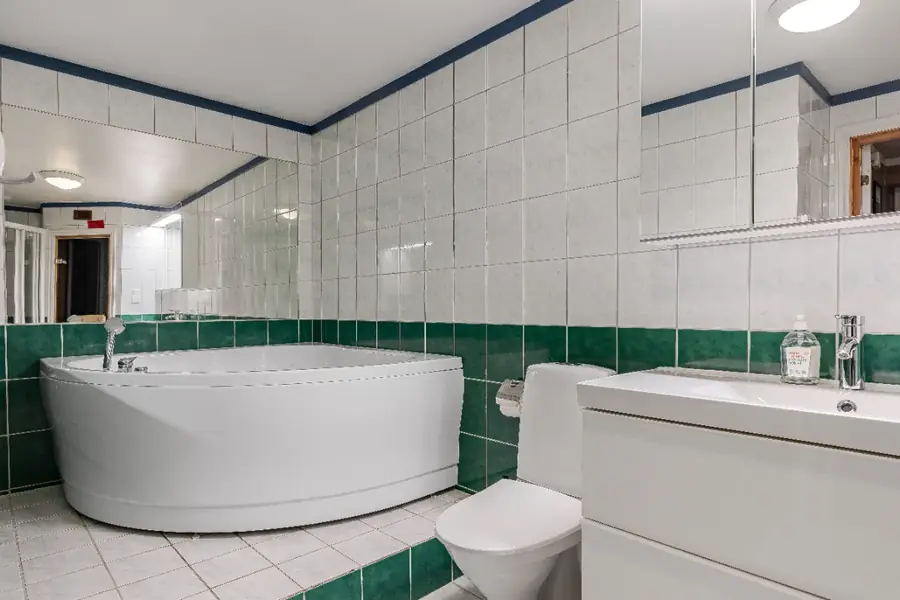 Badrum med bubbelbadkar i stuga Bakkebygrenda 1B, Trysil – 3 badrum totalt