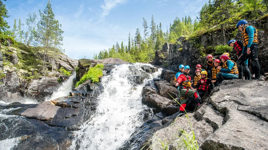 Sommaraktiviteter i Trysil – forsränning vid vattenfall