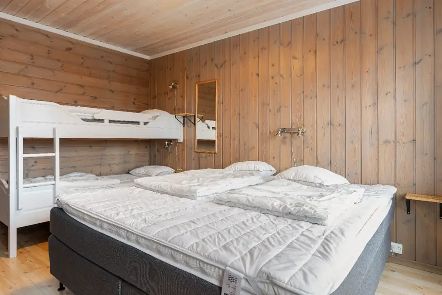 Sovrum med dubbelsäng och våningssäng i Bakkebygrenda 1B, Trysil – ett av 5 sovrum